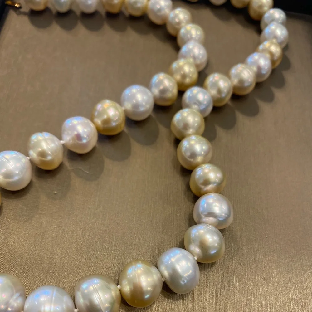 South Sea white and golden near round Pearl necklace with 14K Solid Gold Clasp - Picture 3 of 8